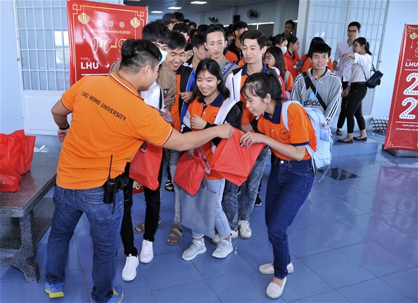 “Đặt vé chưa con?” là câu hỏi đau đáu của bậc làm cha làm mẹ khi có con học xa nhà. Những ngày cận Tết, họ đứng ngồi không yên, trông con về từng ngày với hàng tá lo âu “không biết xe cộ nó đi thế nào?”, “không biết có về đến nhà an toàn hay không?”.