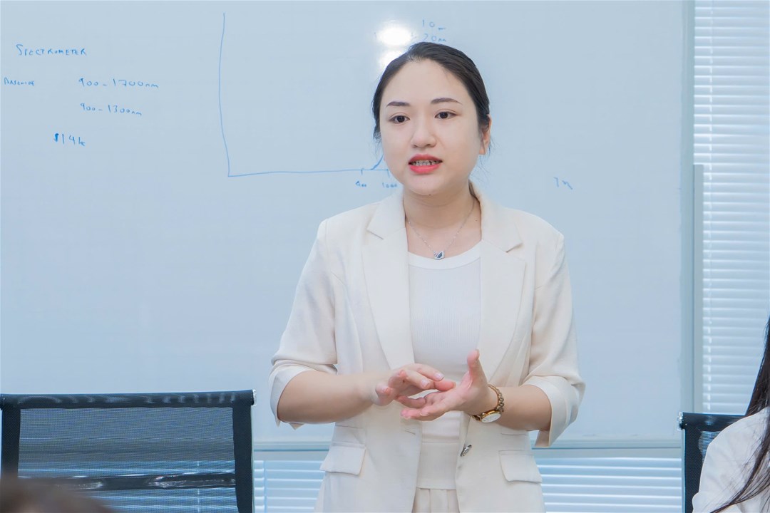 Đại diện doanh nghiệp giới thiệu sản phẩm của công ty.