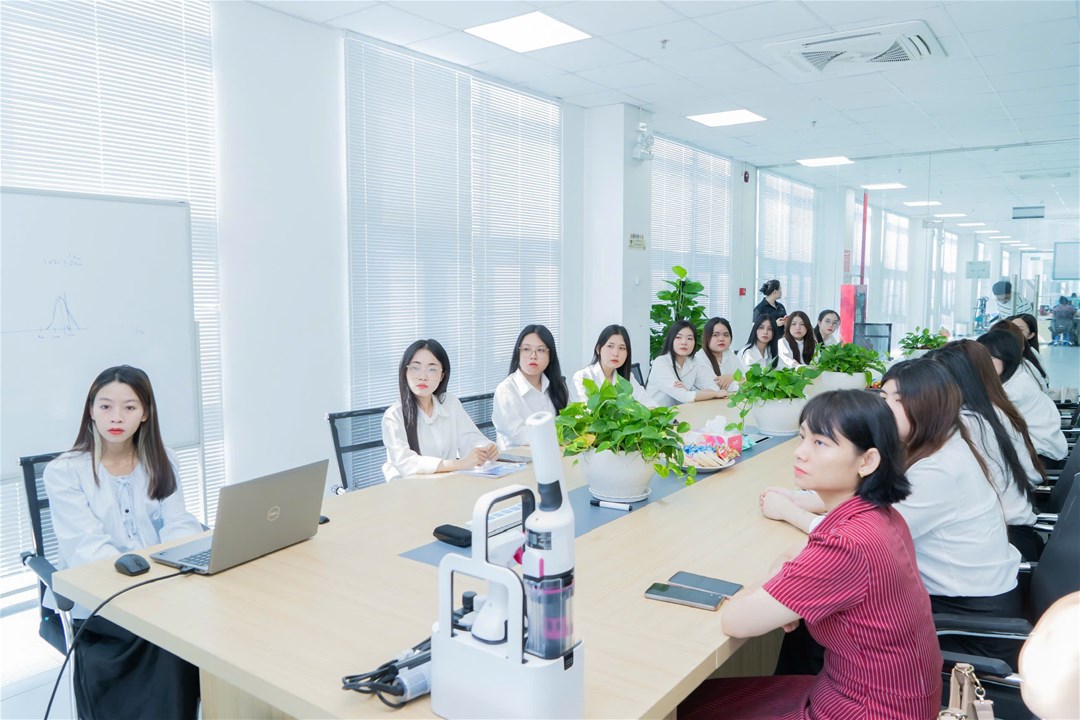 ​​​​​​​Sinh viên lắng nghe đại diện doanh nghiệp chia sẻ thông tin thực tế.
